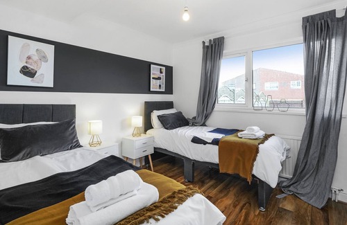 Reading Casa | A great 4 bedroom house with free street parking in Reading.