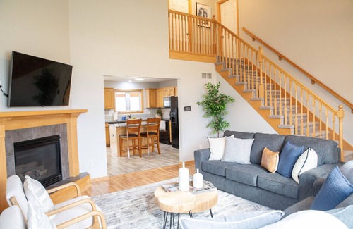 Grimes Casa | A Grimes Family Getaway near Des Moines with Seasonal Swimming Pool Sleeps 12