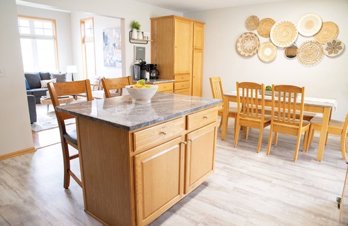 Grimes Casa | A Grimes Family Getaway near Des Moines with Seasonal Swimming Pool Sleeps 12