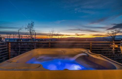 Sevierville Casa | A Haven of Comfort Elegance Views and Hot tub
