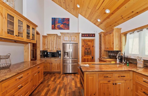 Fawnskin Cabina | A Heavenly View by Destination Big Bear : Million Dollar View in this Beautifully Remodeled Custom Home in North Shore! Lake Views! Game Table! Pet Friendly!
