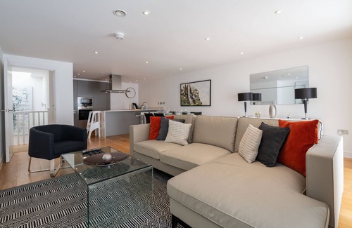 Queen's Park Casa | A Hint of Pink - Tres Habitaciones Casa, Capacidad 6