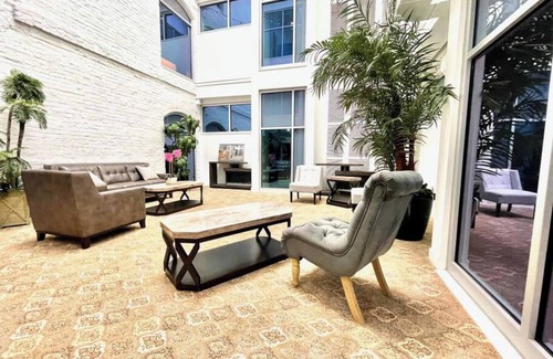 Old Market Apartamento | A historic 1,000 square foot loft in the heart of the Old Market with Howard Street view