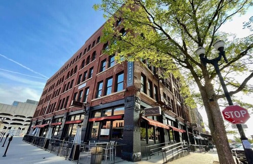 Downtown Omaha Apartamento | A historic 700 square foot Atrium loft in the heart of the Old Market