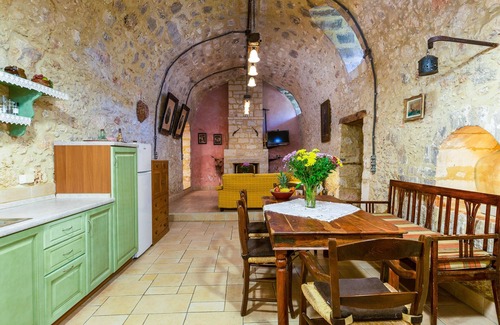 Atsipópoulon Villa | ¡Un monumento histórico situado en un pueblo tradicional junto a la playa y la ciudad!