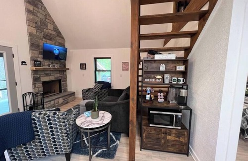 Helen Cabina | A Holler From Helen Cabin ~ Just 5 Miles to Downtown Helen! Dogs Welcome!