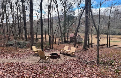 Helen Cabina | A Holler From Helen Cabin ~ Just 5 Miles to Downtown Helen! Dogs Welcome!
