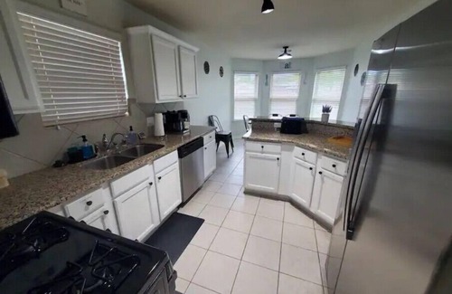 Conroe Casa | A Home away from Home- King bed-sleeps9