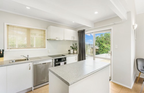 Clover Park Casa | A Home away from Home - Netflix -Parking
