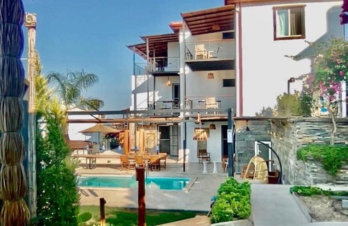 Phitsanulok Apartamento | A house with a swimming pool and a garden. Free barbecue place