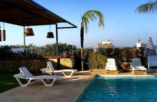 Phitsanulok Apartamento | A house with a swimming pool and a garden. Free barbecue place