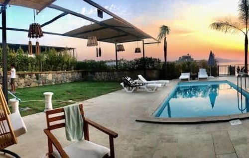 Phitsanulok Apartamento | A house with a swimming pool and a garden. Free barbecue place