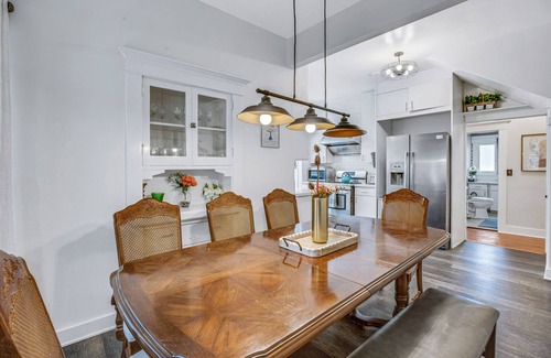 Pasadena Casa | A Huge, Calm, Relaxing, Beautiful Home w Swim Spa close to Universal Studio