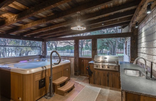 Doss Cabina | El sueño de un cazador: Hermosa cabaña de Hill Country para 6 con colas blancas y vistas.