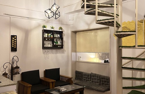 Hauz Khas Apartamento | A king size bed and urban retreat in the heart of Hauz Khas Village.