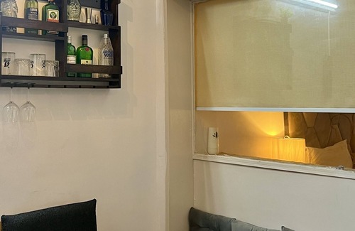 Hauz Khas Apartamento | A king size bed and urban retreat in the heart of Hauz Khas Village.
