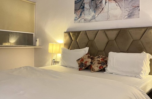 Hauz Khas Apartamento | A king size bed and urban retreat in the heart of Hauz Khas Village.