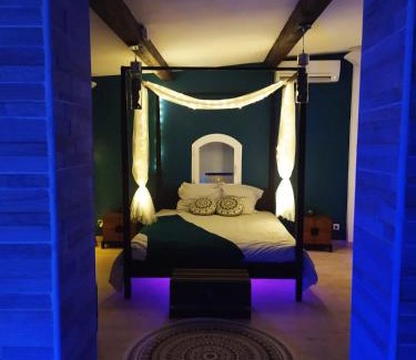 Cuges-les-Pins Cama Y Desayuno | A l'Orée des pins - Gite et spa de 30 m2- Home Cinéma et massage en sup