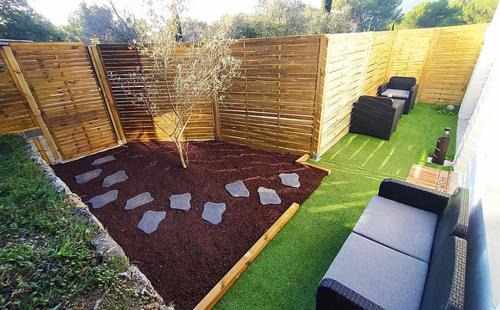 Cuges-les-Pins Cama Y Desayuno | A l'Orée des pins - Gite et spa de 30 m2- Home Cinéma et massage en sup