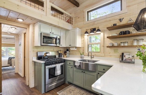Oconee County Cabina | A Lakefront Tiny Cabin: Kayaks,SUP,Near Jocassee