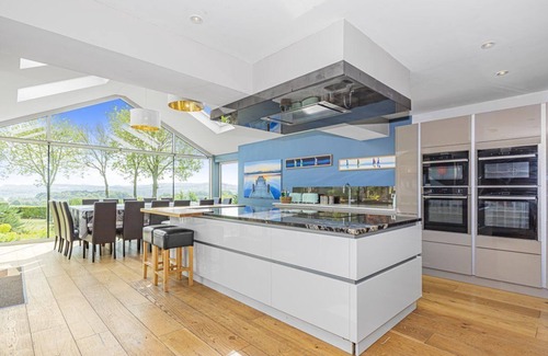 Compton Martin Cabaña | Cojín de fiesta perfecto con bañera de hidromasaje y espectaculares vistas al lago en Mendip Hills AONB