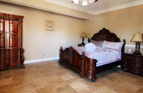 Eastvale Casa | A large room with independent access is in a one-story house