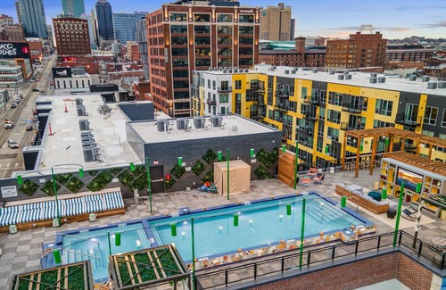 Crossroads Arts District Condominio | A Lavish Retreat, Perfect for Sports Enthusiasts Visiting Arrowhead Stadium 339