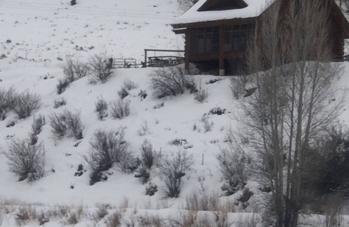 Kremmling Cabina | A little cabin getaway nestled on the Colorado River just 90 minutes from the fr