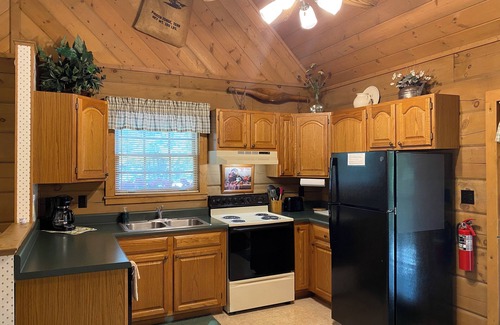 Gatlinburg - Pigeon Forge Cabina | Cabina de lujo, 2 millas a Pkwy, no está arriba Mtn, tranquilo, privado, Super Clean, WiFi gratis, HDTV