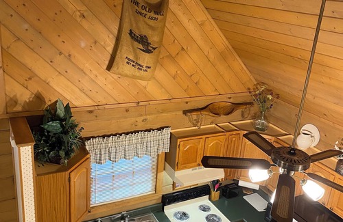 Gatlinburg - Pigeon Forge Cabina | Cabina de lujo, 2 millas a Pkwy, no está arriba Mtn, tranquilo, privado, Super Clean, WiFi gratis, HDTV