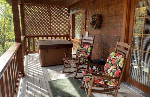 Gatlinburg - Pigeon Forge Cabina | Cabina de lujo, 2 millas a Pkwy, no está arriba Mtn, tranquilo, privado, Super Clean, WiFi gratis, HDTV