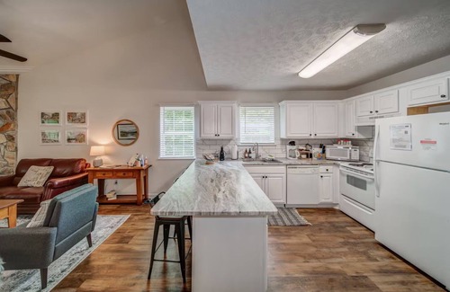 Helen Cabaña | A+ Location! Only 1 mile to downtown Helen. SUPER Clean 2 Bedroom/2 Bath.