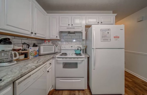 Helen Cabaña | A+ Location! Only 1 mile to downtown Helen. SUPER Clean 2 Bedroom/2 Bath.