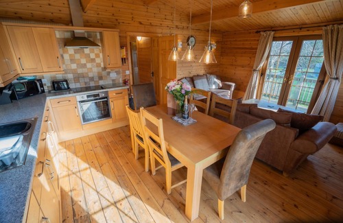 East Huntspill Chalet De Esquí | A lodge with a range of amenities, including open plan dining and living area. Free wi fi , bedding