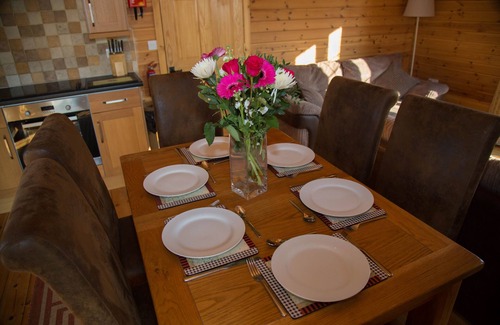 East Huntspill Chalet De Esquí | A lodge with a range of amenities, including open plan dining and living area. Free wi fi , bedding