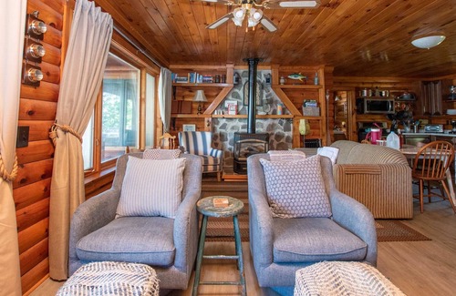 Valois Cabaña | A Log Cabin on Seneca Lake: "Perfect Couples Retreat!"
