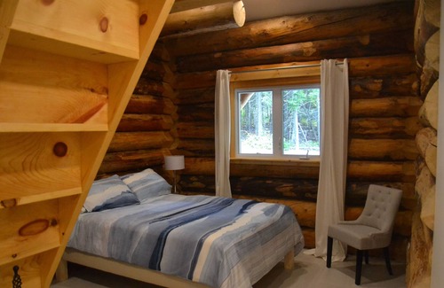 Lac-Saint-Paul Chalet De Esquí | A log home with a meadow roof! On the edge of a beautiful lake !