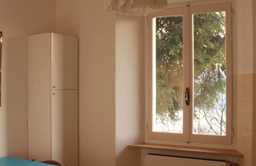Ameno Apartamento | Un largo balcón con vista al lago Orta