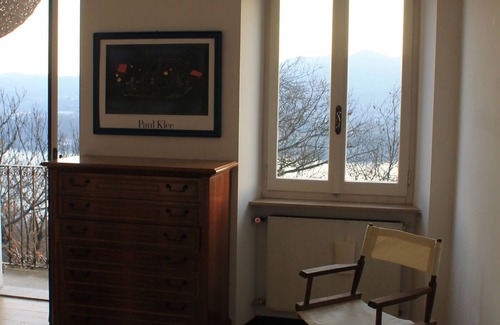 Ameno Apartamento | Un largo balcón con vista al lago Orta