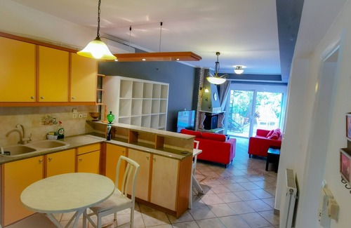 Voula Apartamento | A lovely ground floor apartment with a backyard patio