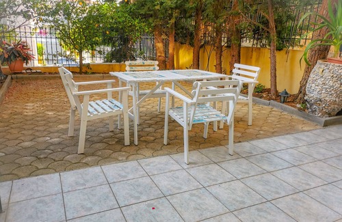 Voula Apartamento | A lovely ground floor apartment with a backyard patio