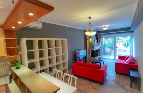 Voula Apartamento | A lovely ground floor apartment with a backyard patio