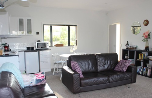Rangatira Park Apartamento | Un lujoso estudio de 2 dormitorios y 2 baños con comedor / sala de estar / cocina y vistas al río.