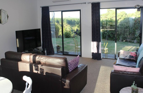 Rangatira Park Apartamento | Un lujoso estudio de 2 dormitorios y 2 baños con comedor / sala de estar / cocina y vistas al río.