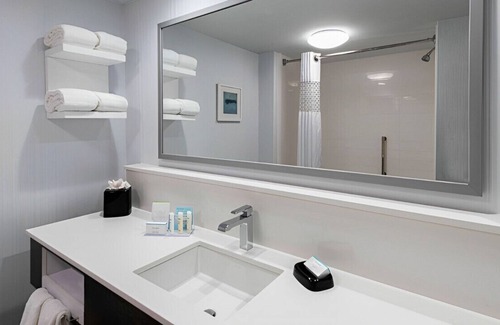St. Charles Casa | A Luxurious and Beautiful Queen Room! Free WiFi