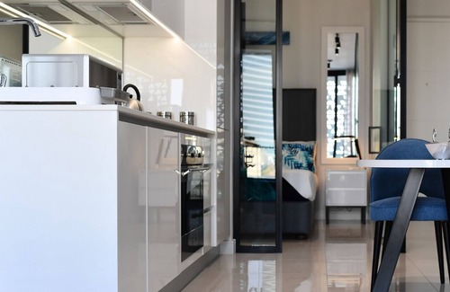Greater Johannesburg Metropolitan Area Apartamento | A luxurious apart-hotel for business or leisure travelers in Waterfall City!