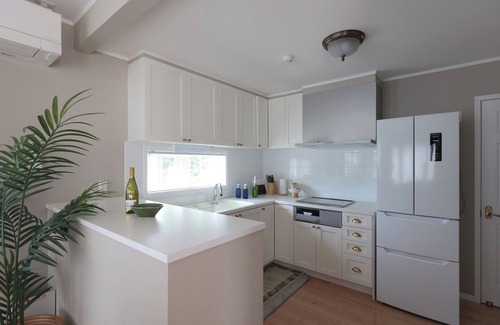 Oiwake Casa | A luxurious villa designed in Queen Anne style / Kitasakugun Nagano