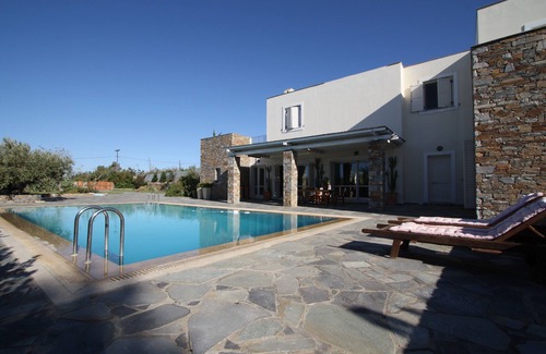 Karystos Villa | A Luxury Getaway Familia con hermosa vista y su propia piscina privada
