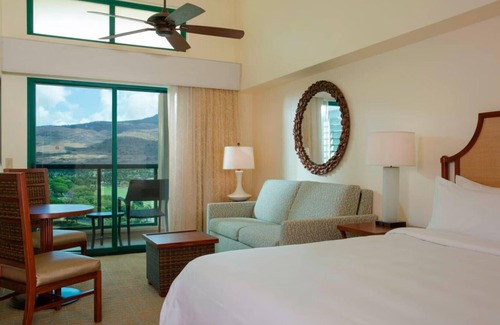 Ko Olina Complejo | A luxury guest room in Marriot's Ko Olina Beach Club in Waipahe Place
