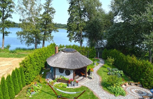 Lubna Casa | A luxury home on the shore of the lake